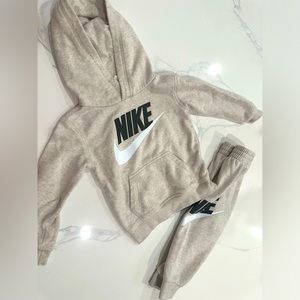 NIKE Toddler two piece jogger set 2T